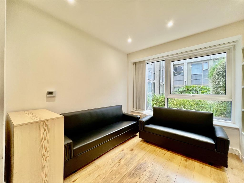 Property photo 3 of 6 Studio
