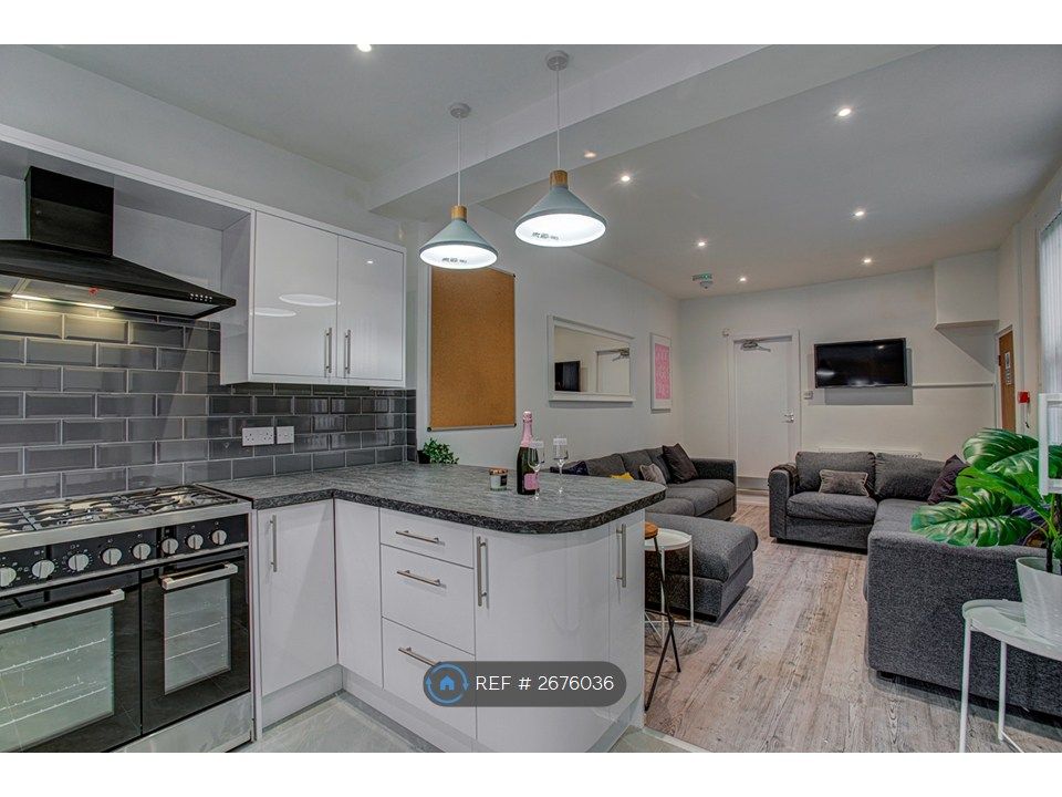 Property photo 3 of 17 Kitchen/Dining Area
