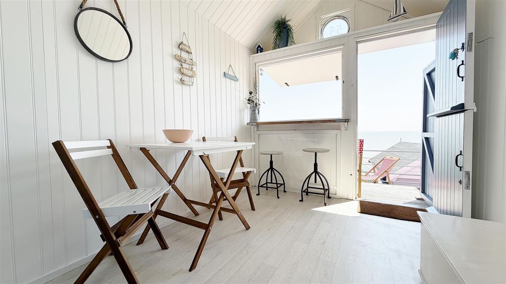 Property photo 2 of 5 Beach Hut