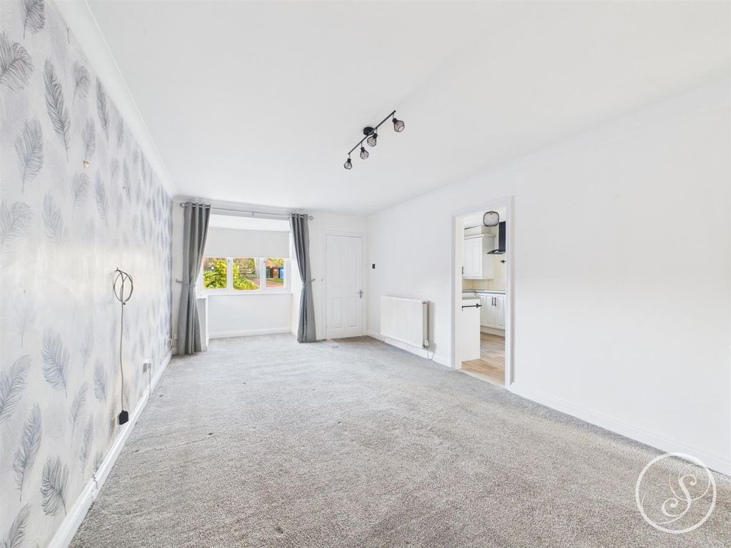 Property photo 2 of 13 Lounge