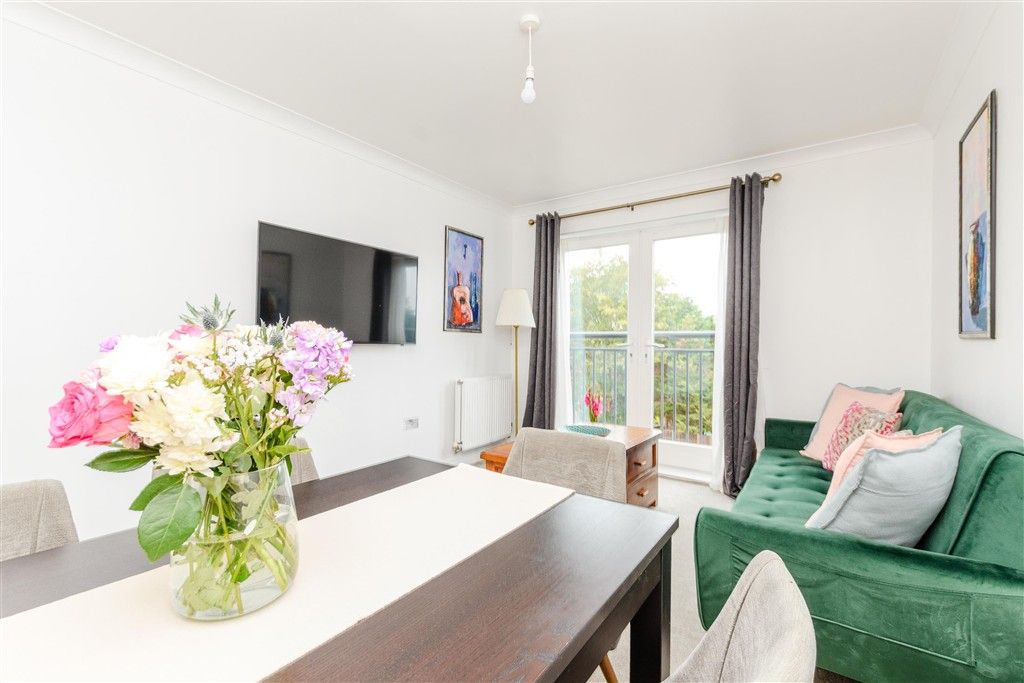 Property photo 2 of 9 Kitchen/Lounge