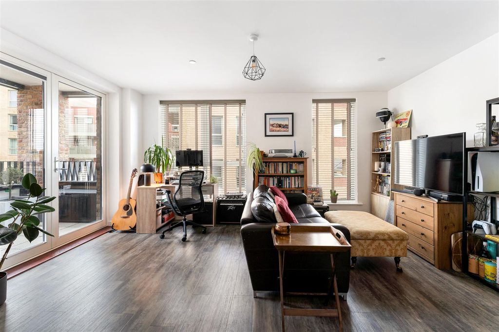 Property photo 2 of 33 Clarkson Crescent, E17