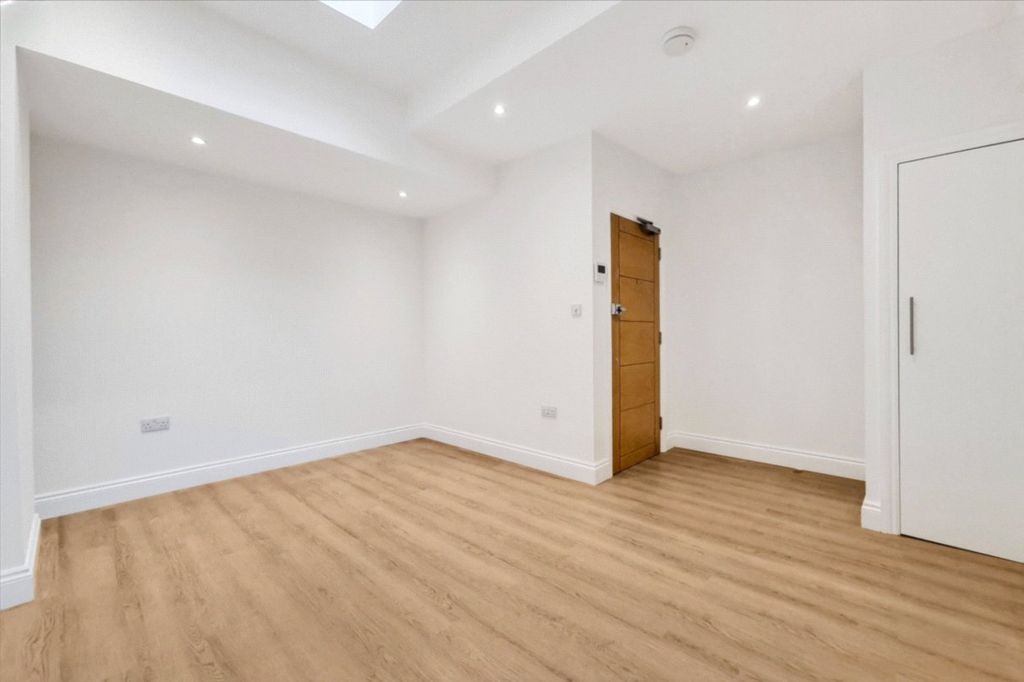 Property photo 3 of 11 Picture No. 15