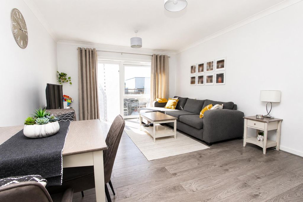2 bed flat for saleFerndale Crescent, Carshalton SM5 photo 5