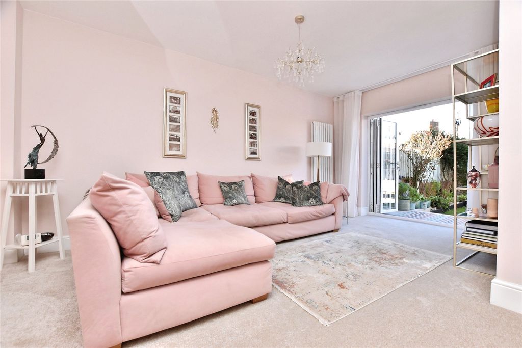 Property photo 3 of 23 Lounge