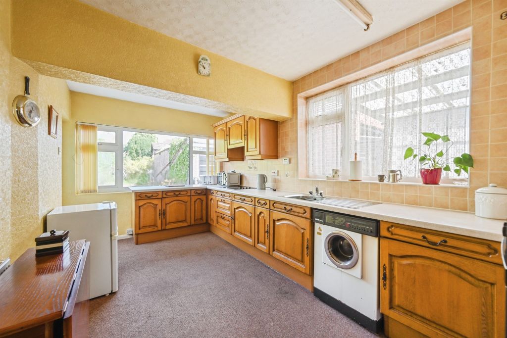 Property photo 3 of 17 Kitchen