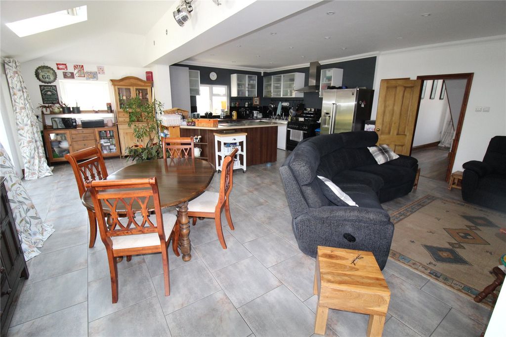 Property photo 3 of 28 Picture No. 06