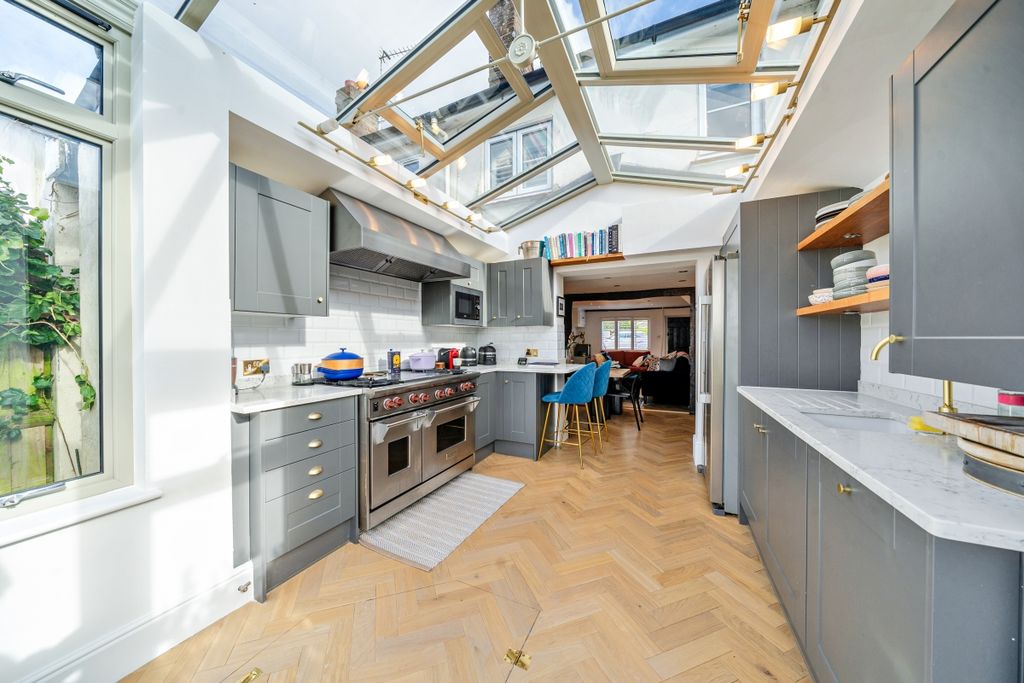 Property photo 3 of 10 Kitchen