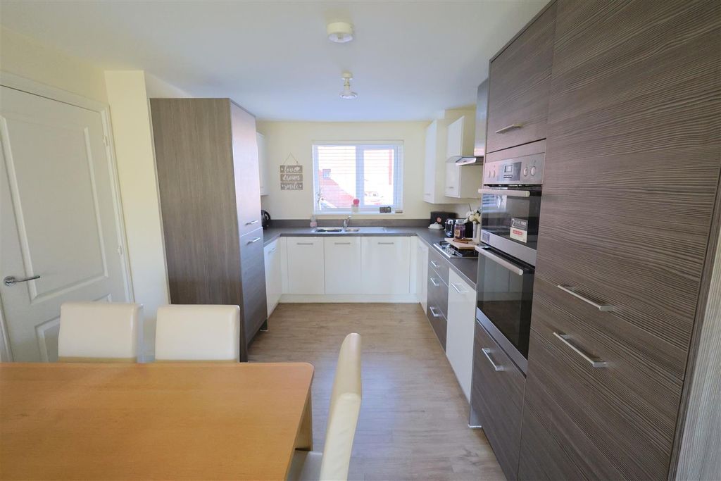 Property photo 2 of 20 Jw Living Space.Jpg