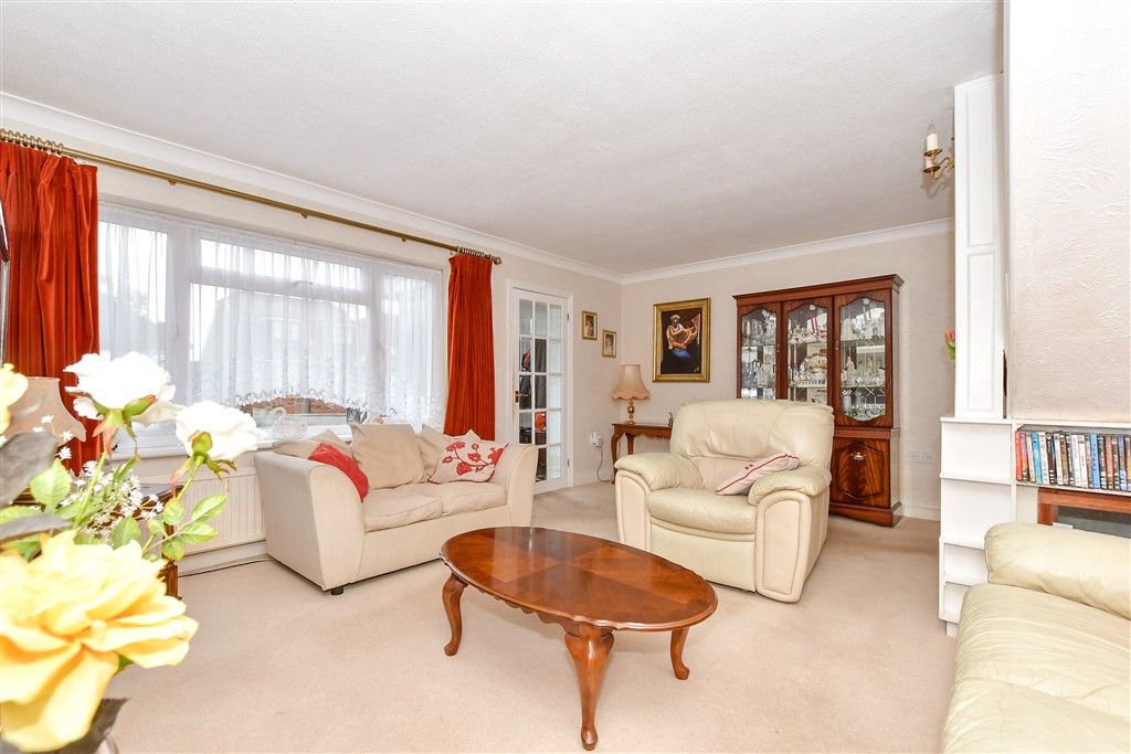 Property photo 3 of 15 Lounge