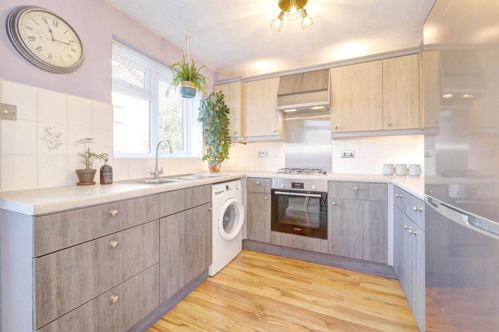 Property photo 2 of 27