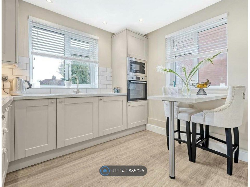 Property photo 3 of 10 Kitchen