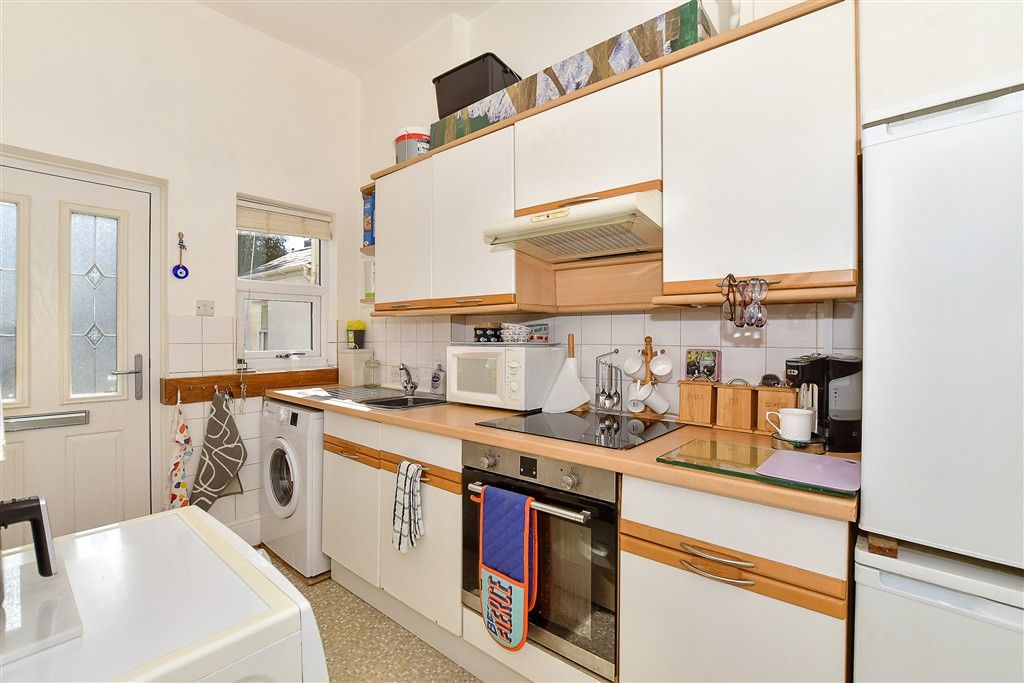 Property photo 3 of 9 Kitchen ::