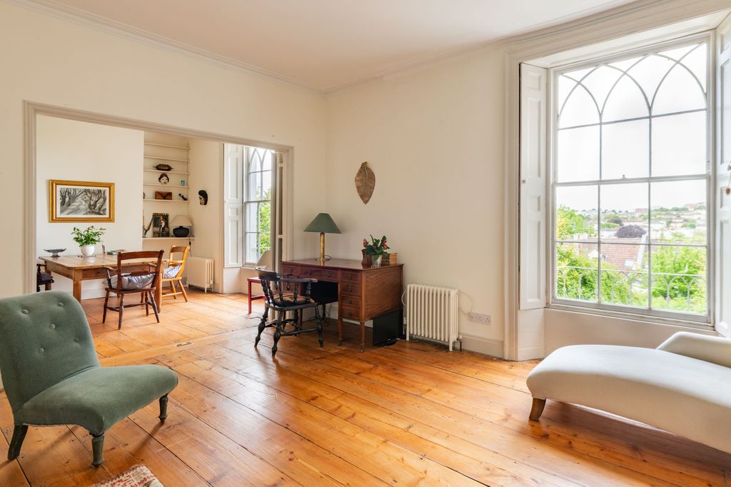 Property photo 2 of 32
