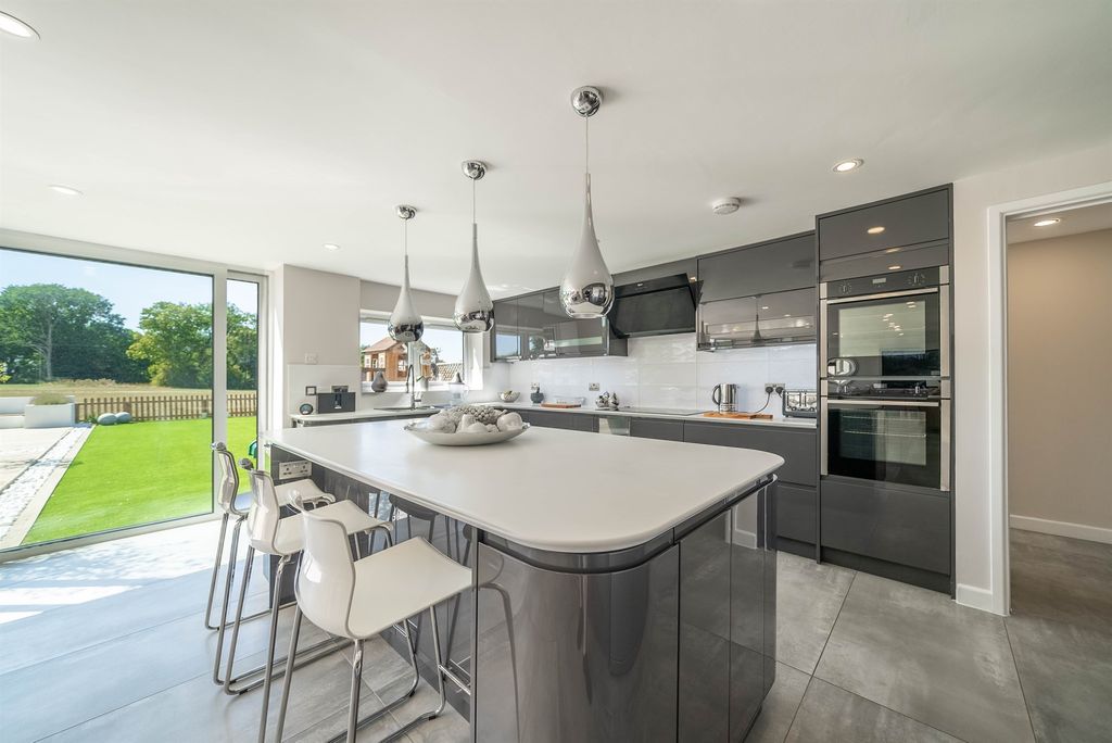 Property photo 3 of 18