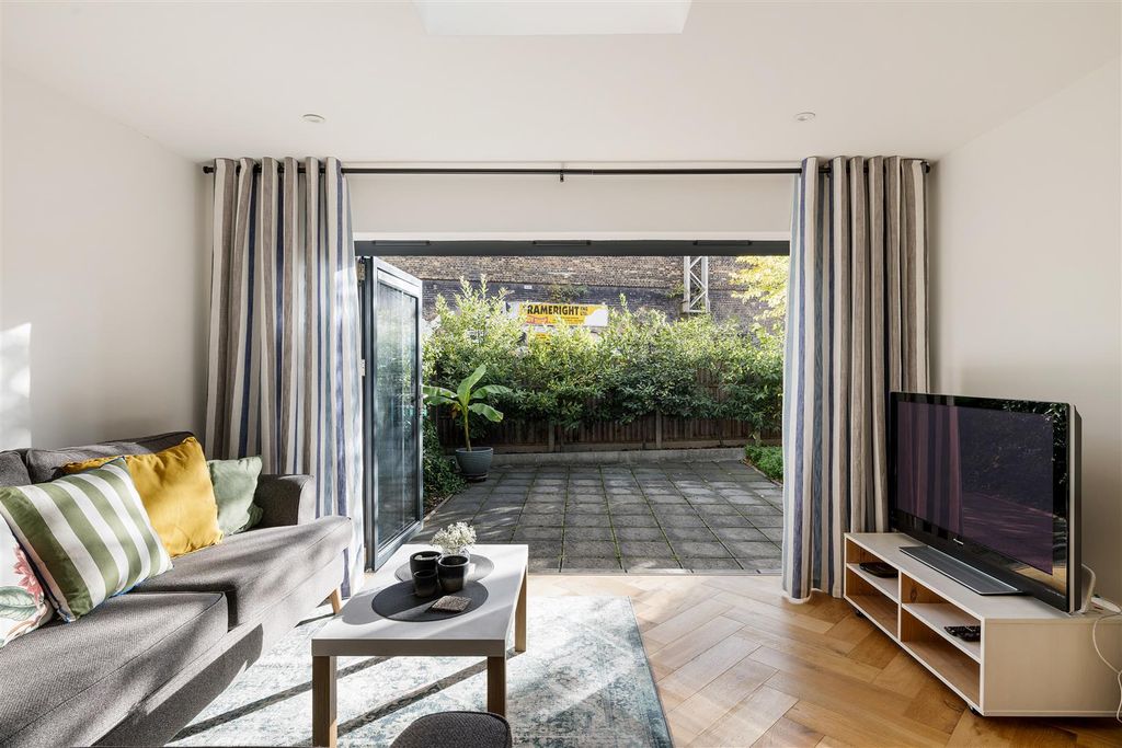 Property photo 3 of 27 Corfield Street, E2