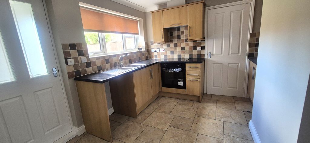 Property photo 3 of 8 Kitchen