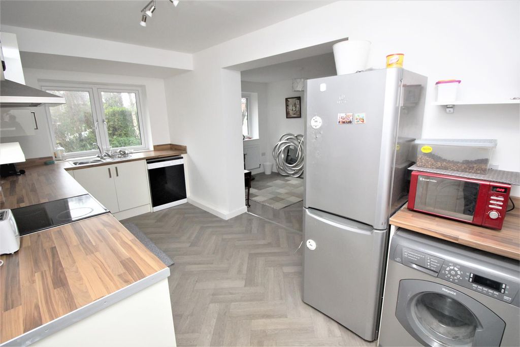 Property photo 2 of 10 Kitchen