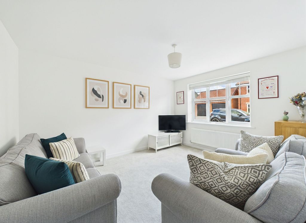 Property photo 3 of 17 Lounge