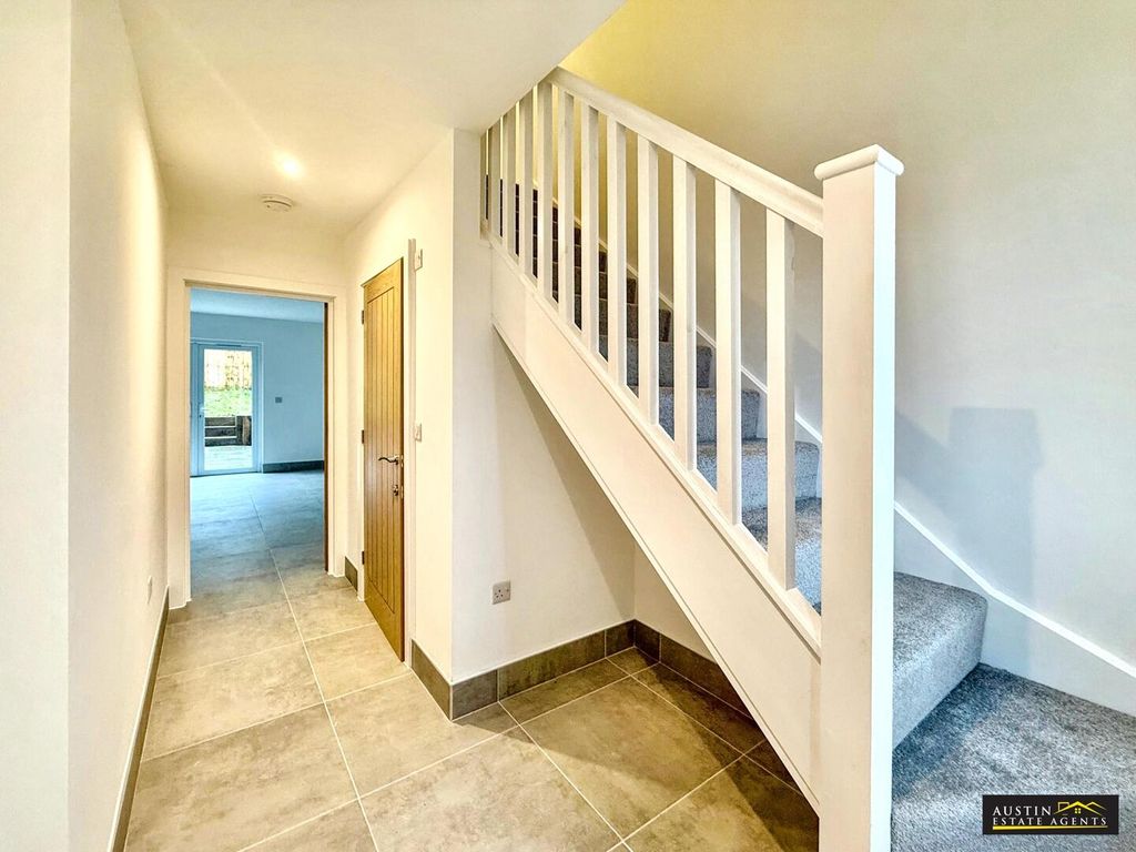 Property photo 2 of 16 Hallway