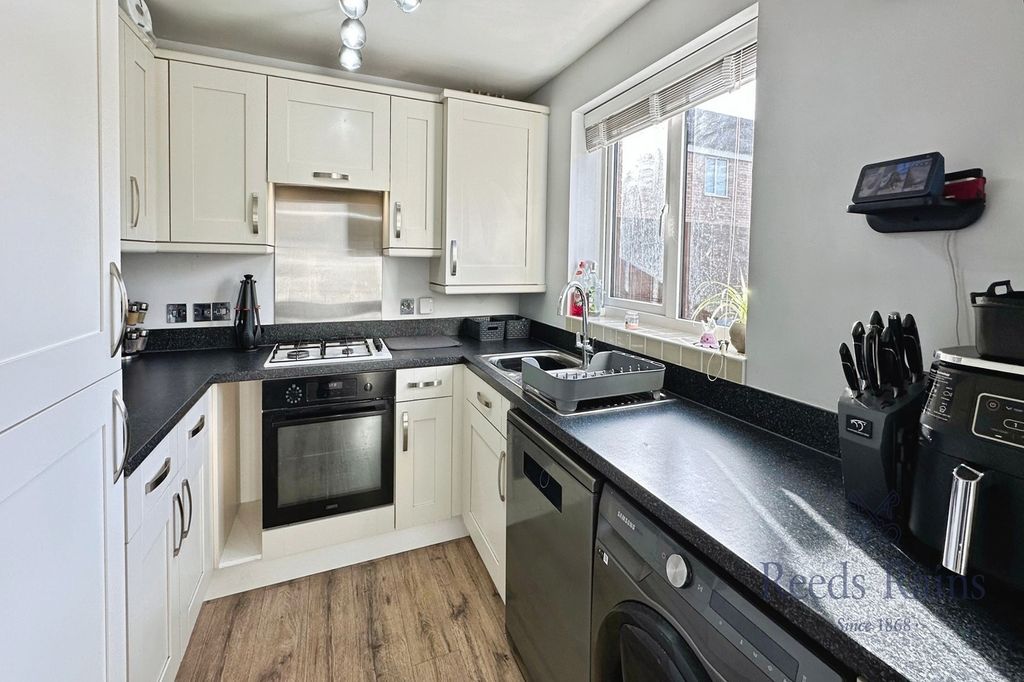 Property photo 3 of 14 Kitchen