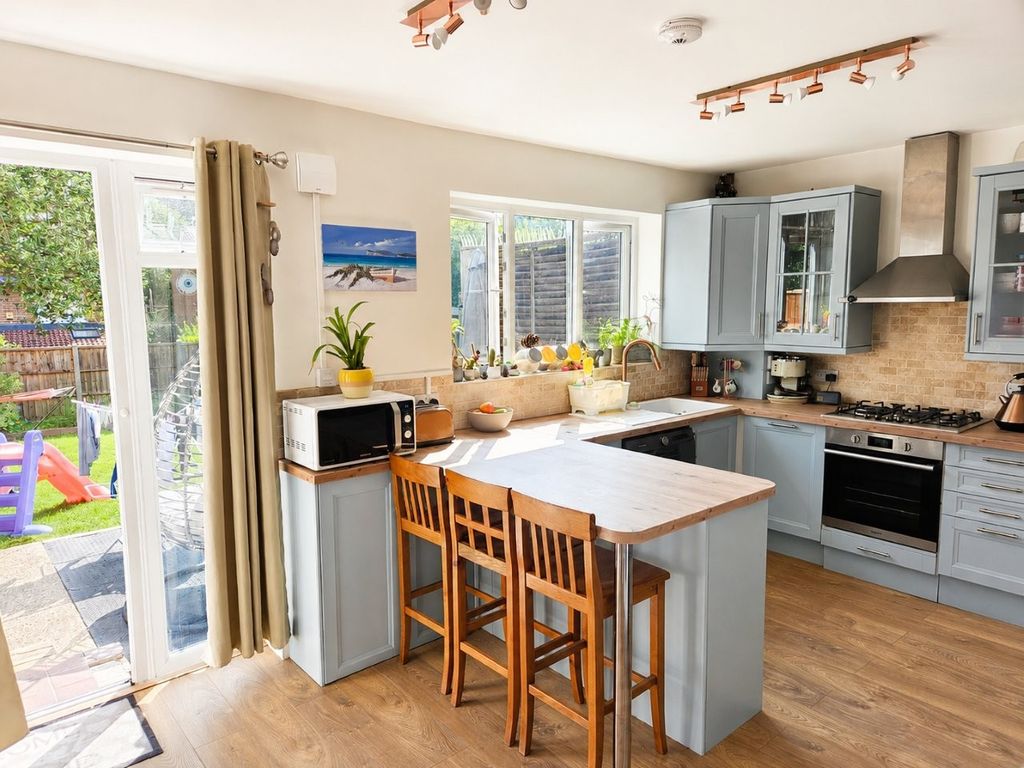 Property photo 1 of 13 41 Princes Way 04