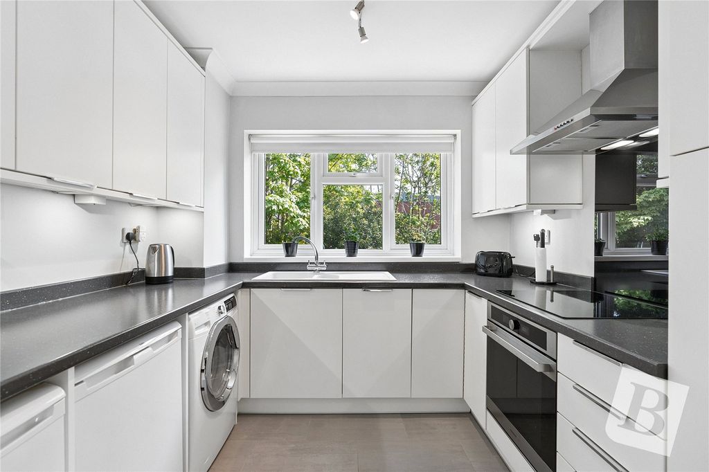 Property photo 3 of 11 Kitchen