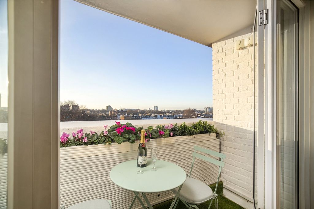 Property photo 2 of 11 Terrace