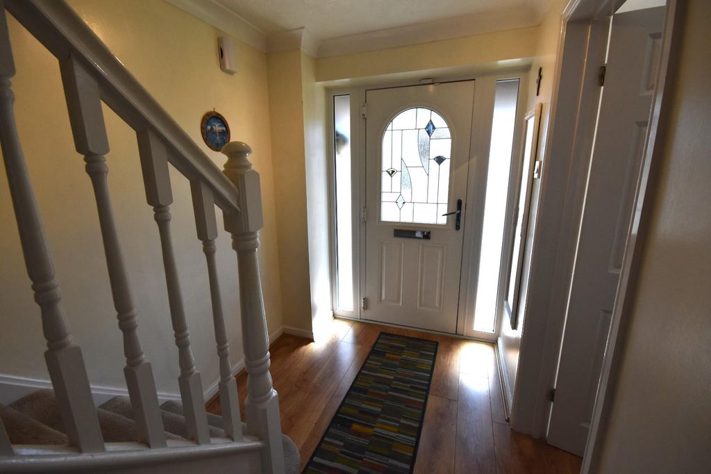 Property photo 3 of 40 Entrance Hall