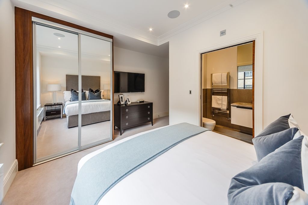 Property photo 3 of 20 8317616-Interior02