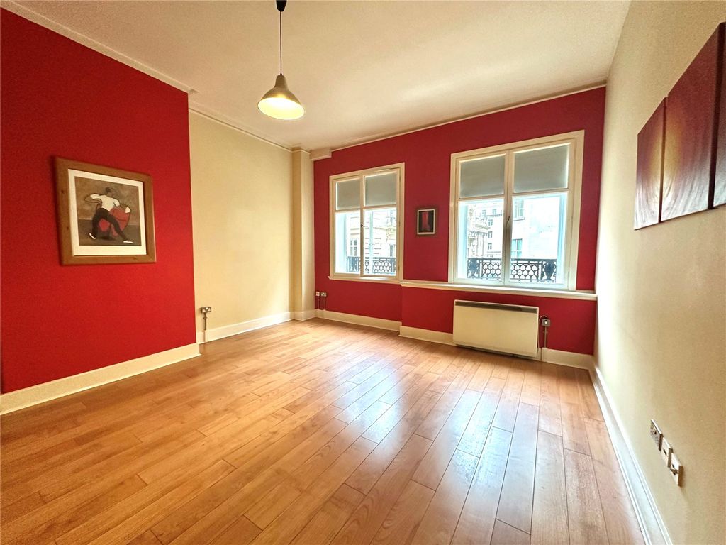 Property photo 3 of 11 Lounge