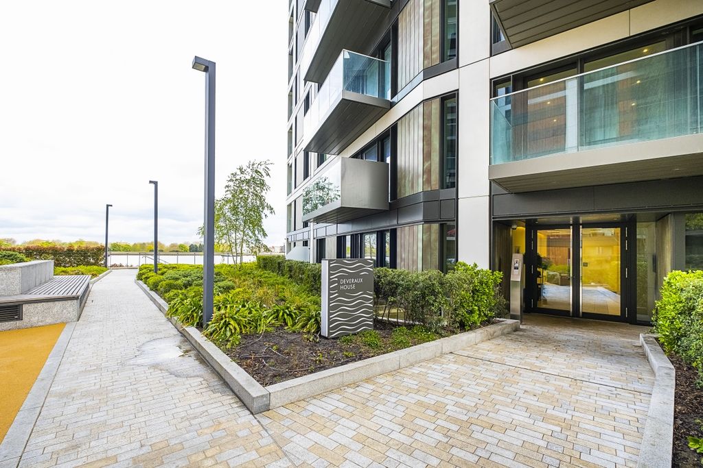 Property photo 2 of 31 Flat-103-Deveraux...