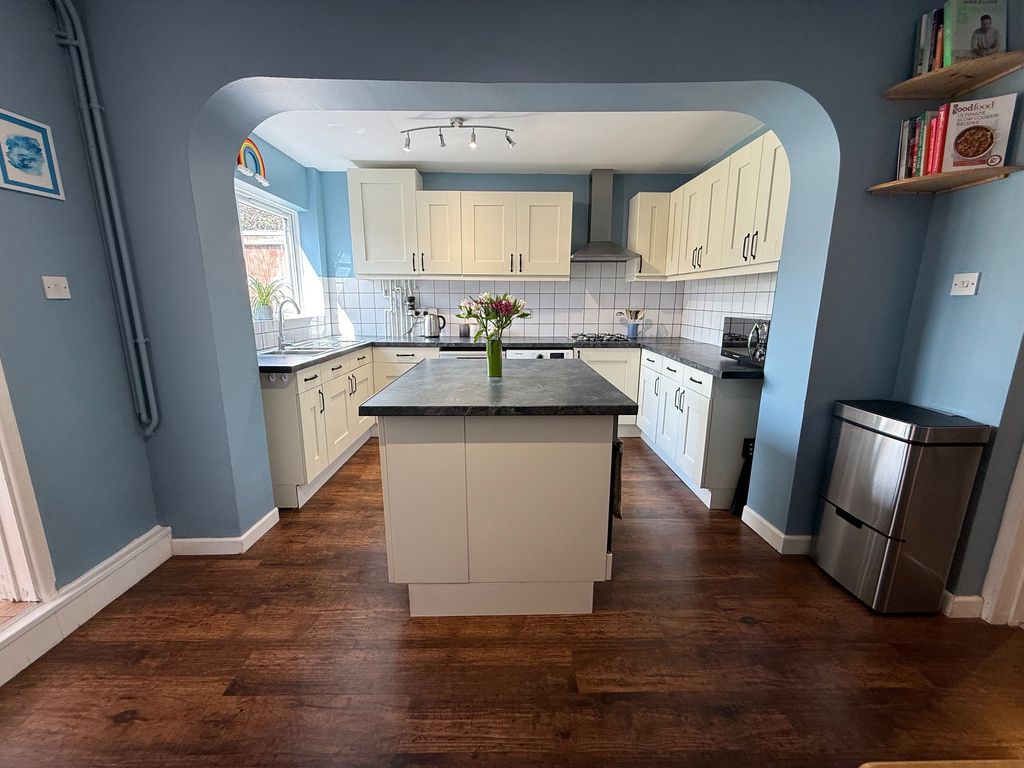 Property photo 2 of 17 Kitchen Aspect 3