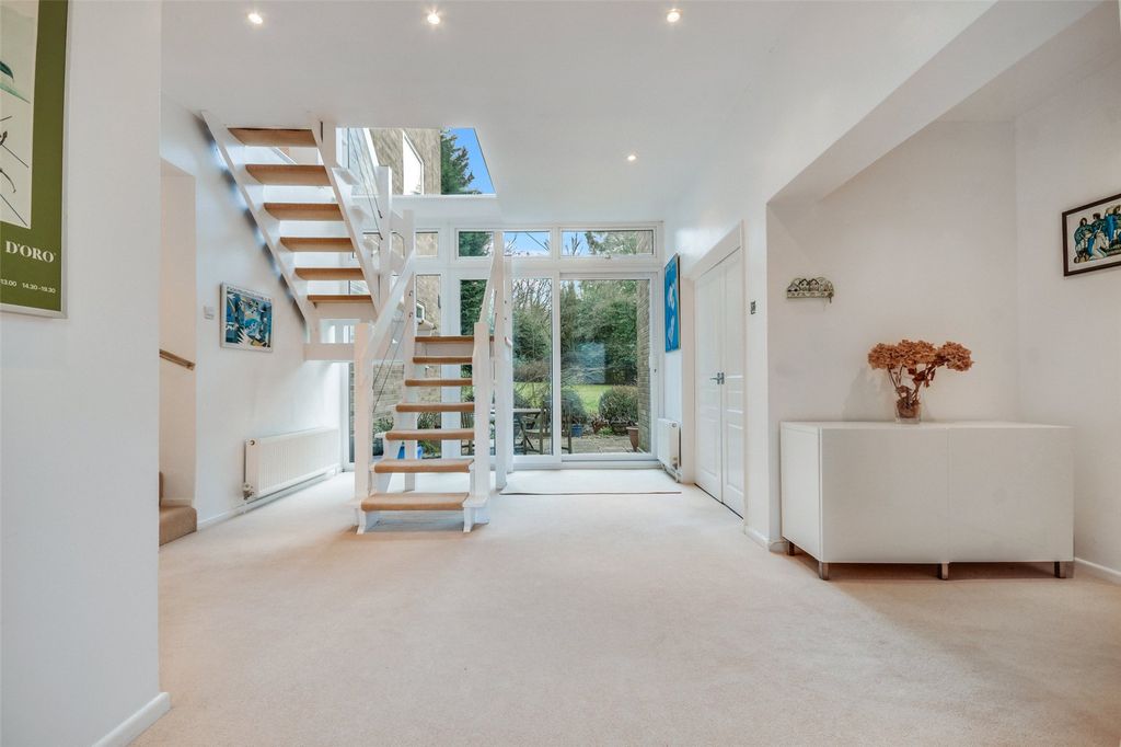 Property photo 3 of 20 Entrance Hall