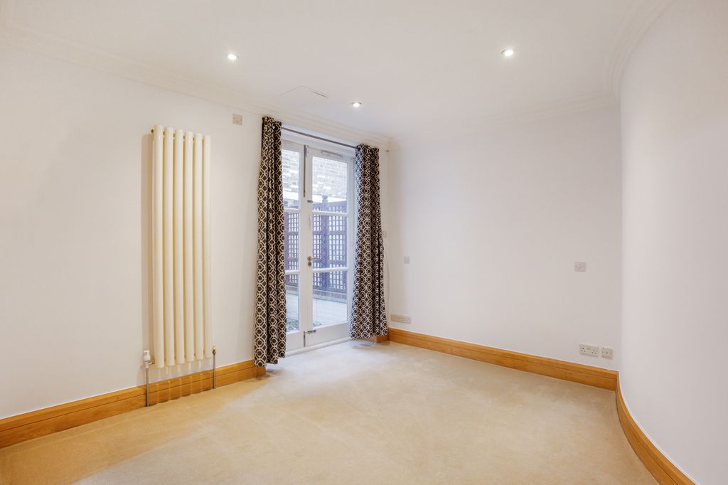 Property photo 3 of 16 Flat 1, 18-20 Hans R