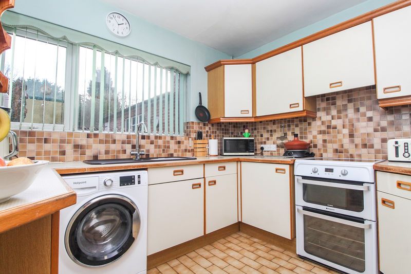 Property photo 3 of 11 Kitchen