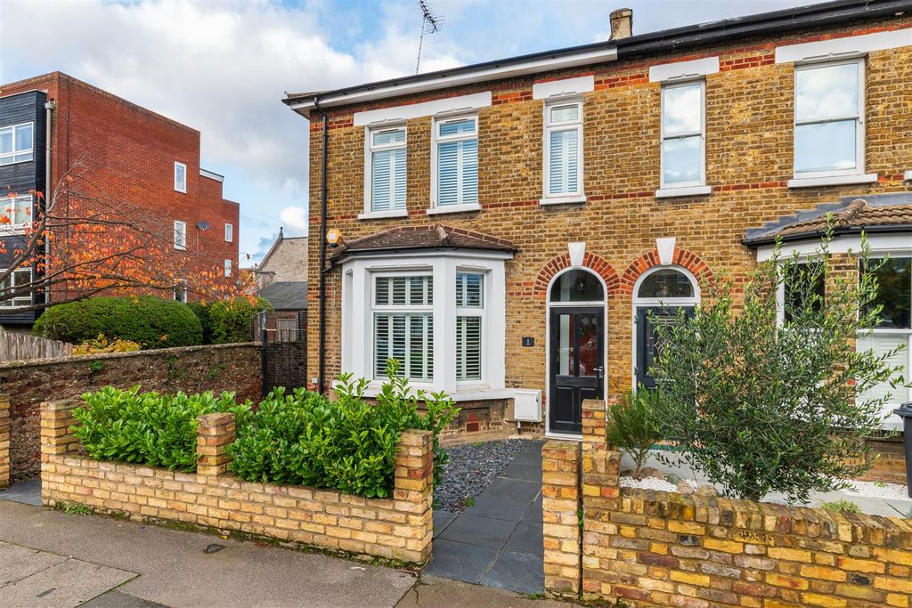 Property photo 1 of 20 Wellesley Road, E11