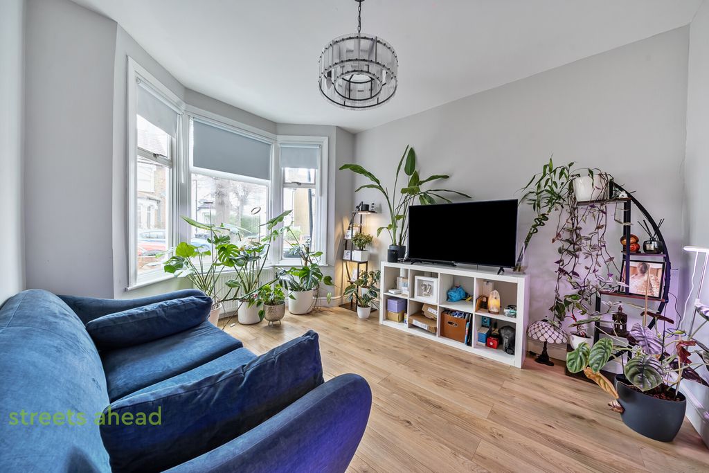 Property photo 2 of 19 0E33E3Ad-d806-4Ed...