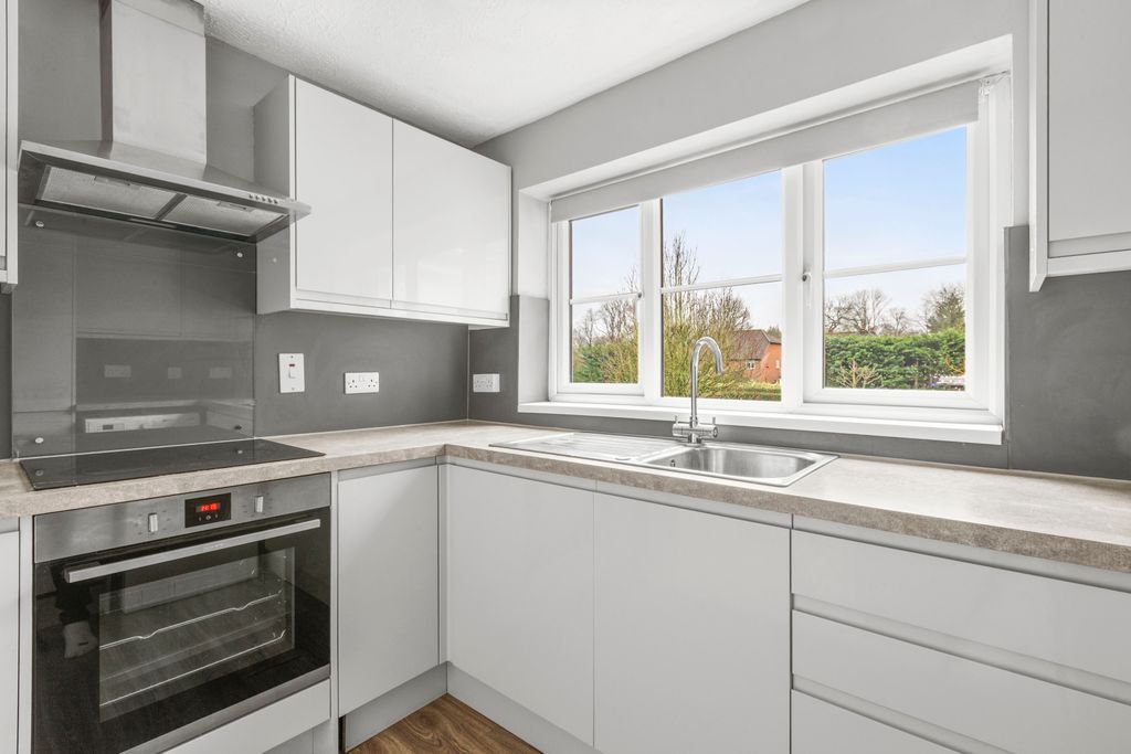 Property photo 3 of 8 10 Derwent Close, Hp7 9Pg (Low Res)-7