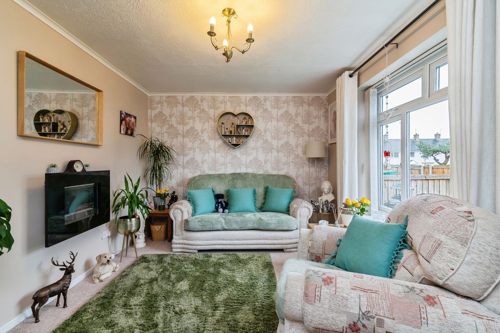 Property photo 3 of 20 Lounge