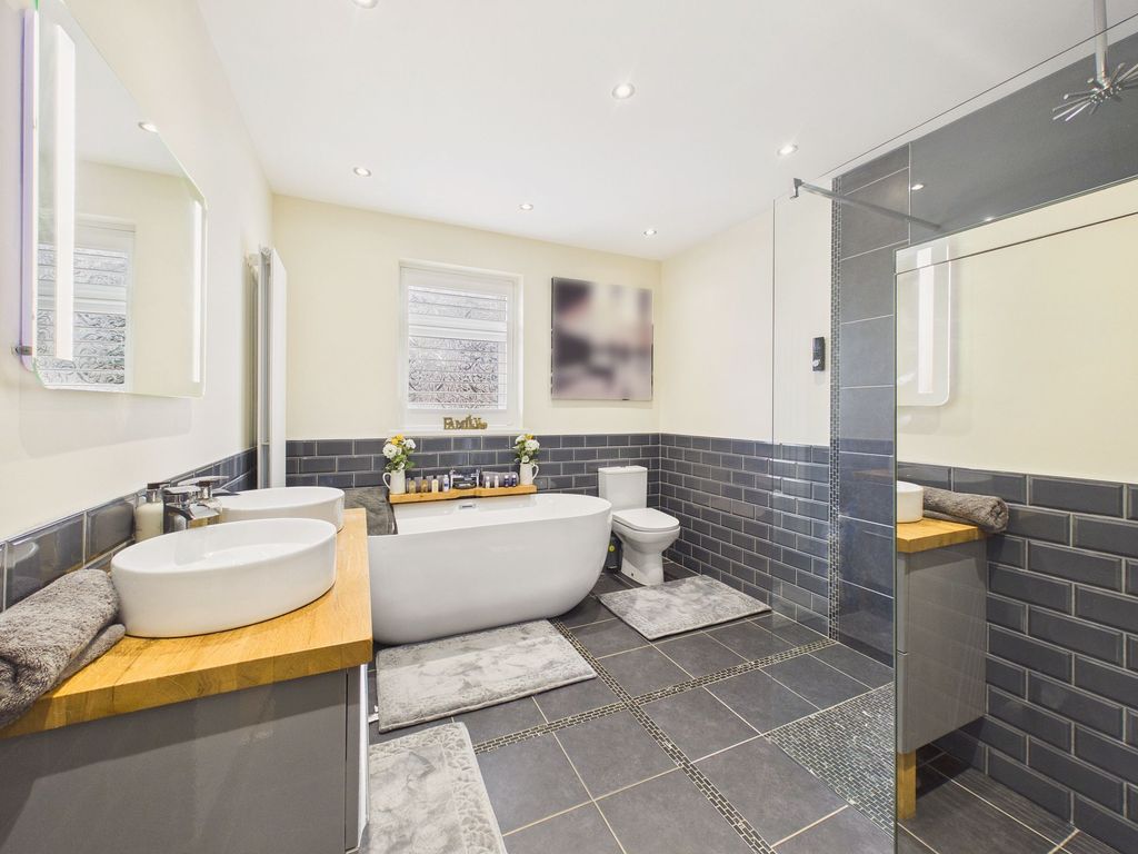 Property photo 2 of 17 Bathroom