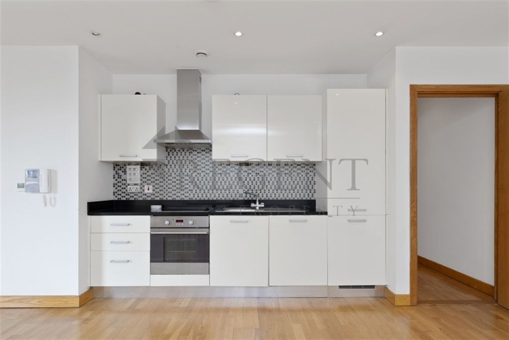 Property photo 3 of 8 Kitchen