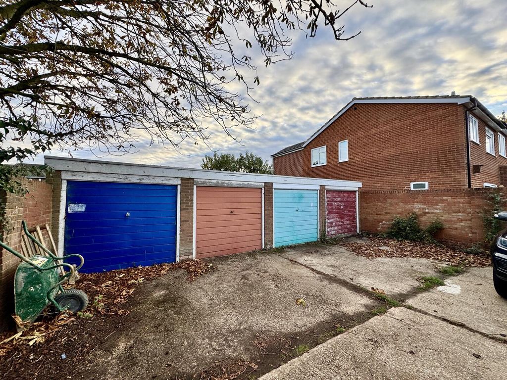 Property photo 3 of 3 Garage