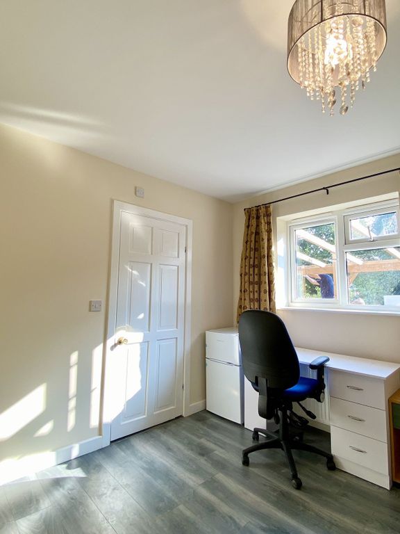 Property photo 3 of 8 Room B 2