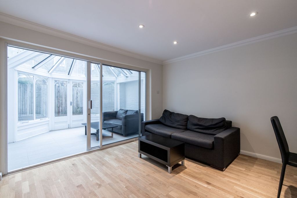 Property photo 3 of 19 Living_Room