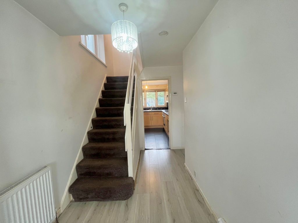 Property photo 2 of 11 Hallway