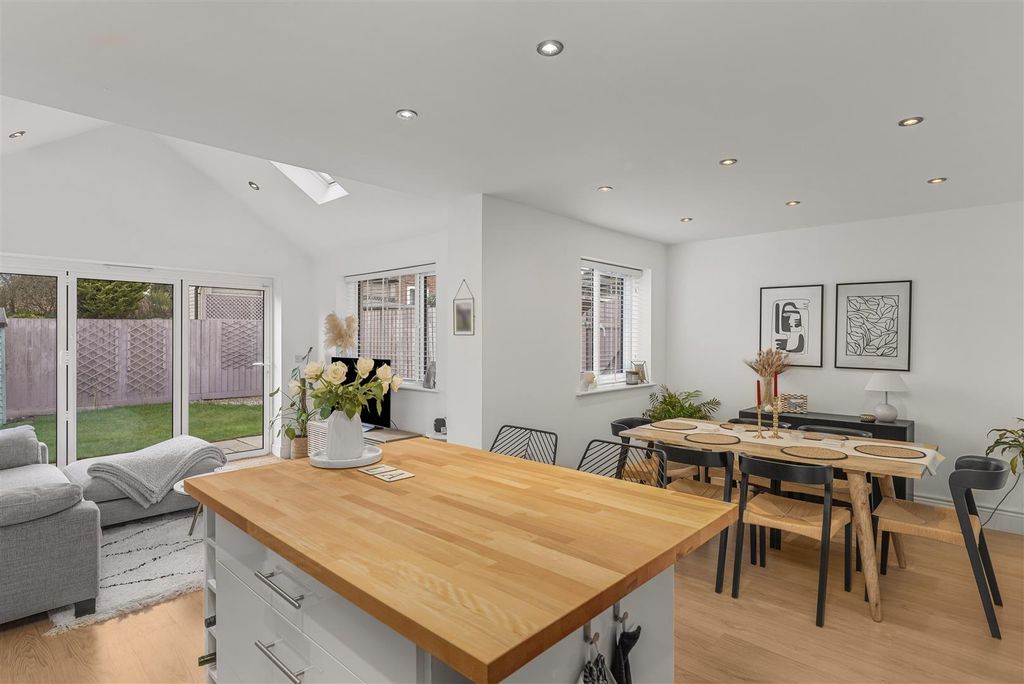 Property photo 1 of 17 15 Creampot Close, Cropredy-10 ii.Jpg