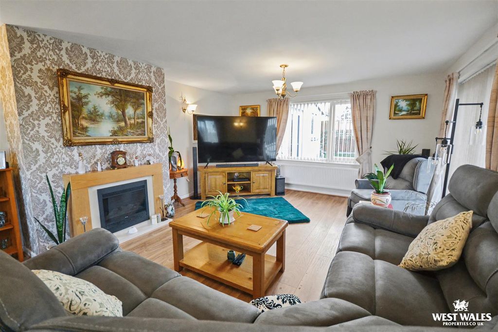 Property photo 3 of 25 Living Room