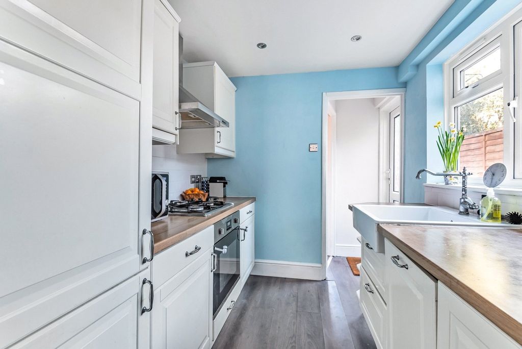 Property photo 3 of 12 Kitchen