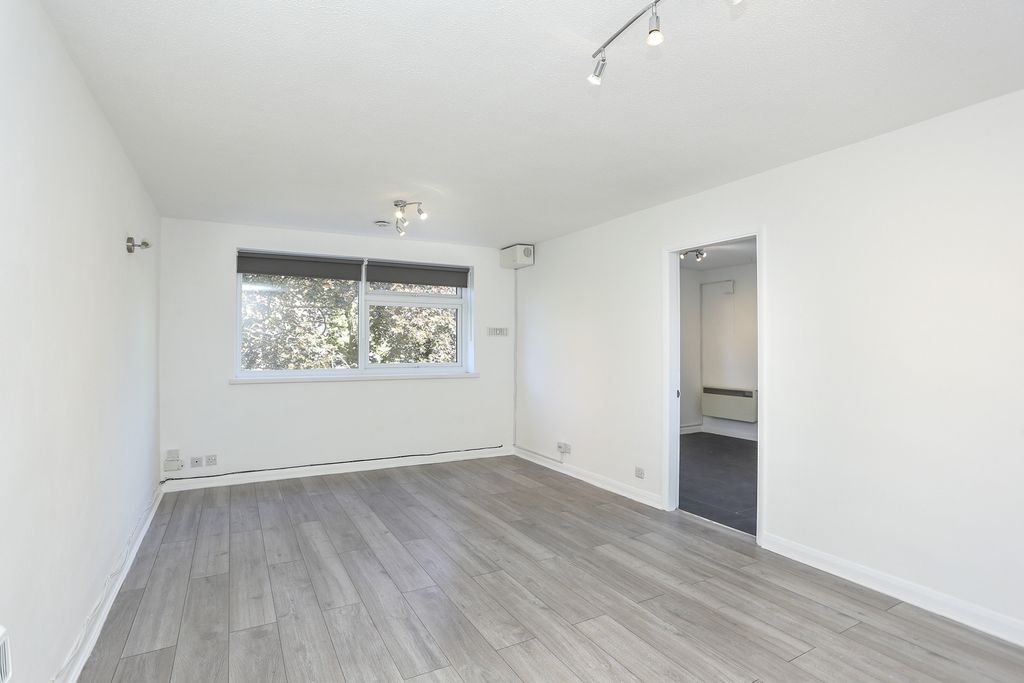 Property photo 3 of 10 Lounge 2